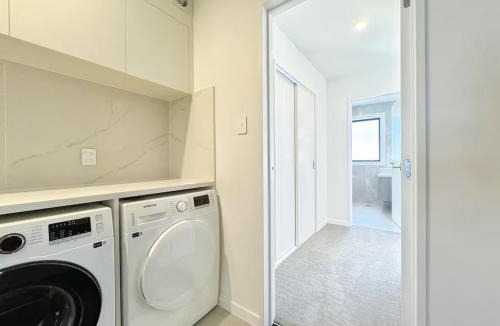 Greenlane Apartment | Modern and Spacious 4-Bed Townhouse in Auckland