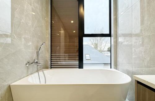Greenlane Apartment | Modern and Spacious 4-Bed Townhouse in Auckland