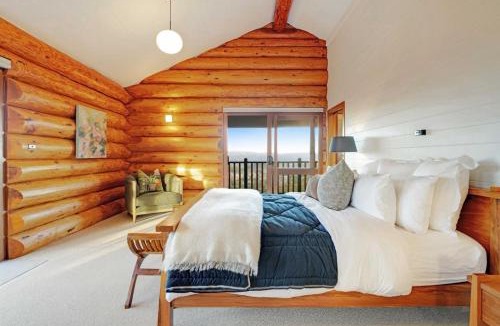 Hunua House | Hunua Heights Retreat with Great Views, Deck, BBQ