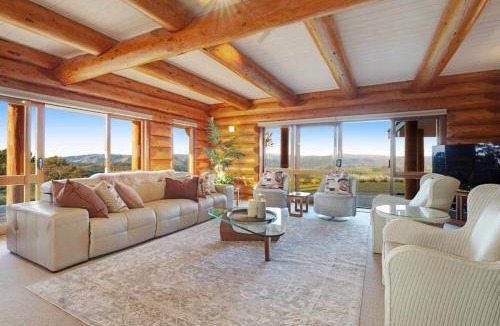 Hunua House | Hunua Heights Retreat with Great Views, Deck, BBQ
