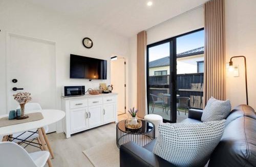 Pukekohe House | Cosy Pukekohe Self-Contained Unit with Kitchenette