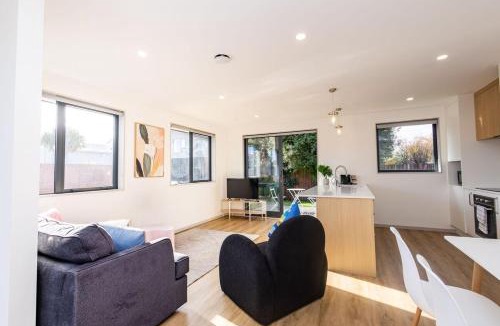 Hornby House | Two Houses in Price of One Dickson Big Stay!