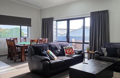 Pukekohe Apartment | Franklin's own Stay n Play Golfers dream!