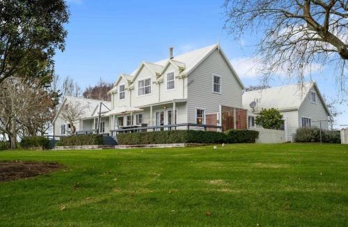 Karaka House | Bergenhus Oasis - Trampoline, Playhouse - BBQ