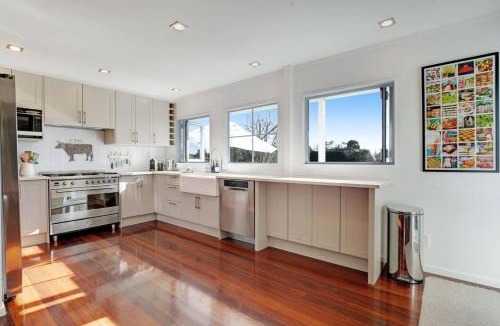 Karaka House | Bergenhus Oasis - Trampoline, Playhouse - BBQ