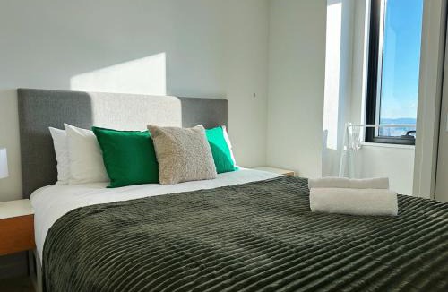 Auckland Central Business District Apartment | Top Floor Sky Tower & Harbour View 2BR Apartment V241