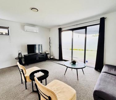 Linwood House | Spacious Christchurch Home, Sleeps 8, Free Parking
