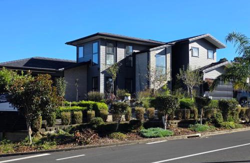 Kamo House | Totara Parklands Entire Guesthouse