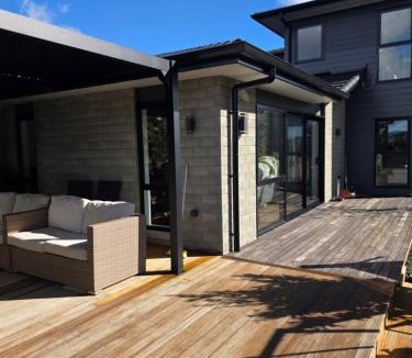Kamo House | Totara Parklands Entire Guesthouse