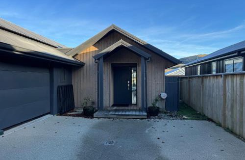 Kawarau Falls House | Three Bedroom Modern Family Retreat with Stunning Mountain Views close to The Remarkables