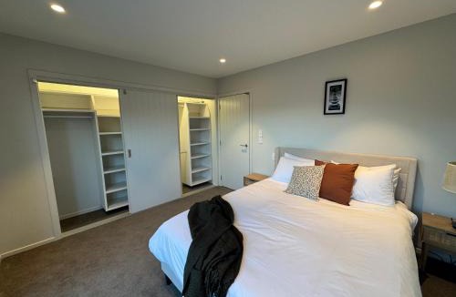 Kawarau Falls House | Three Bedroom Modern Family Retreat with Stunning Mountain Views close to The Remarkables