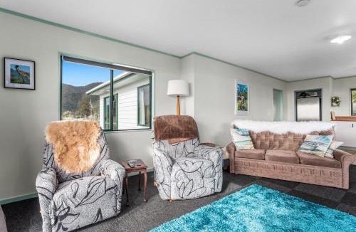 Te Kaha House | Little Kowhai - Te Kaha Holiday Home