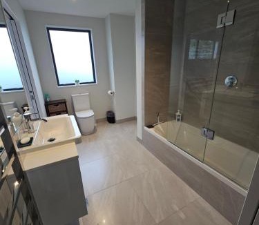 Devonport Bed & Breakfast | Large bedroom with en-suite in a new house Devonport