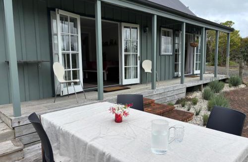 Waimauku Bed & Breakfast | Lulu's Cottage by Native Forest