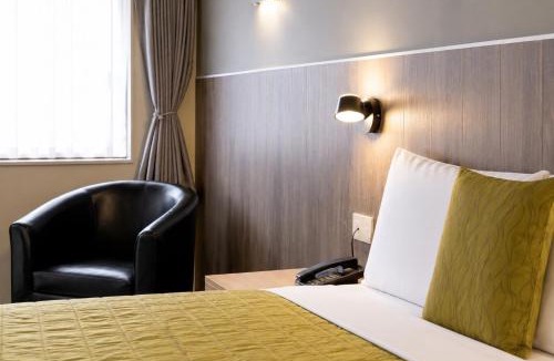 Mangere Hotel | Airport Manor Inn