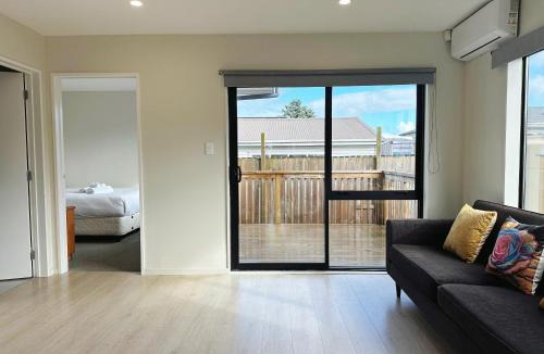 Manurewa House | Peachful 5BR Retreat v Quiet Corner, Modern Comfort
