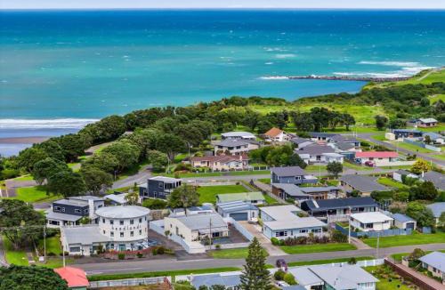 Opunake Hotel | Headlands Hotel