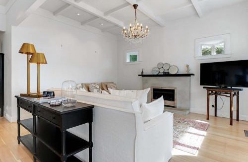 St. Mary's Bay House | Luxury Herne Bay 3BR Villa with Deck - Parking