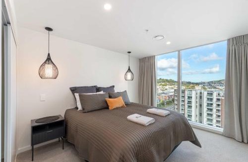 Te Aro Apartment | 2BR Skyline Views - Cozy HydeLane Stay w Amenities