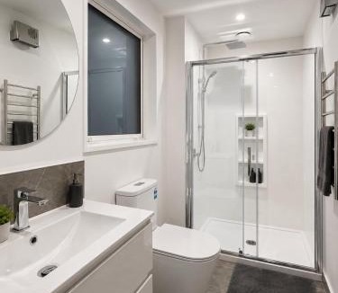 Hoon Hay House | The Meadow - 5 Bedrooms Relax & Stay