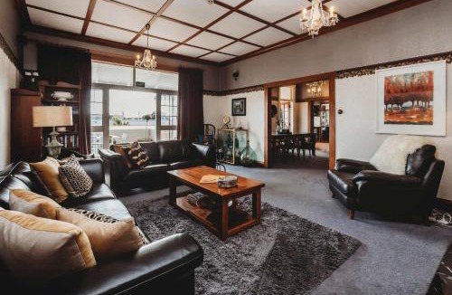 New Plymouth Villa | Timata Ora - 7BR family home in prime location