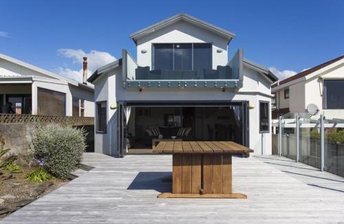 New Plymouth Villa | The Waterfront Escape - with panoramic sea views