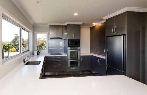 New Plymouth House | Ngamotu Vista - 5BR home with harbour views