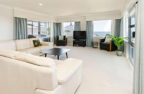 New Plymouth House | Ngamotu Vista - 5BR home with harbour views