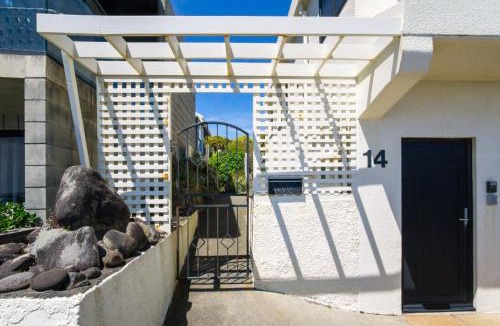 New Plymouth House | Waterfront On Woolcombe - 4BR holiday apartment