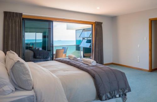 New Plymouth House | Waterfront On Woolcombe - 4BR holiday apartment