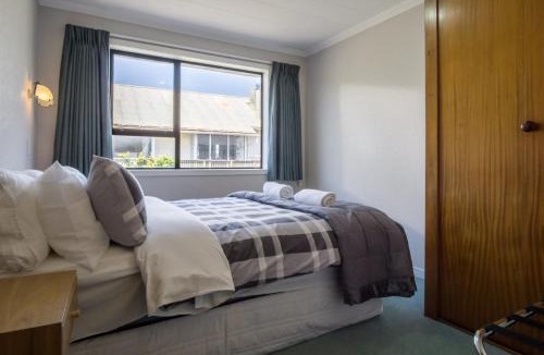 New Plymouth House | Waterfront On Woolcombe - 4BR holiday apartment