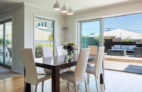 New Plymouth House | Magic on Molesworth - 2BR townhouse near CBD