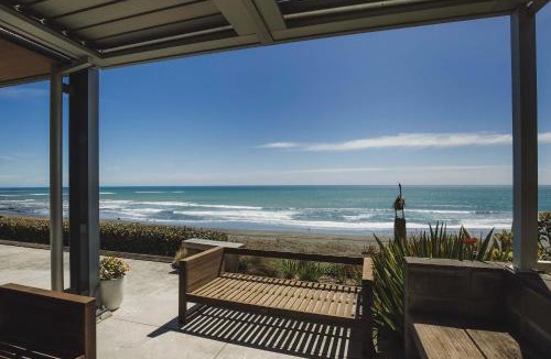 Oakura House | Clifftops - oceanfront retreat in Oakura Beach