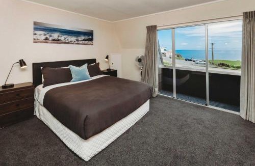 New Plymouth House | Blue Haven On Belt - seconds to coastal walkway