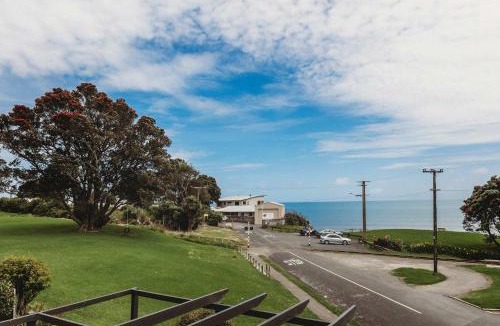 New Plymouth House | Blue Haven On Belt - seconds to coastal walkway