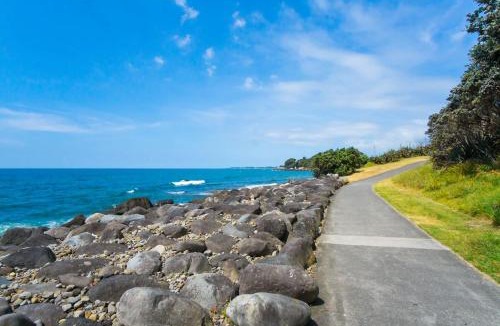 New Plymouth House | Blue Haven On Belt - seconds to coastal walkway