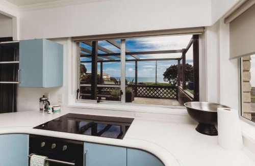 New Plymouth House | Blue Haven On Belt - seconds to coastal walkway