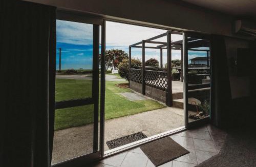 New Plymouth House | Blue Haven On Belt - seconds to coastal walkway