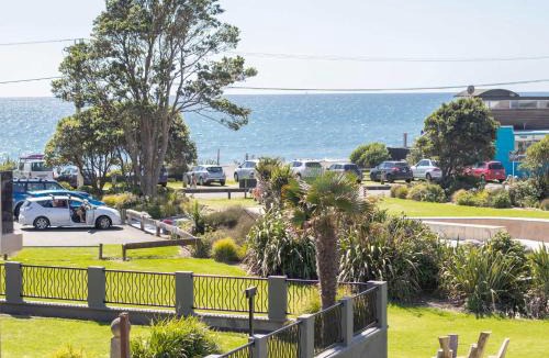 Oakura House | Aqua Vista On Arden - beachfront bach in Oakura