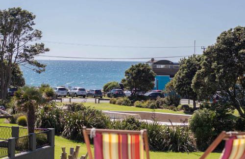 Oakura House | Aqua Vista On Arden - beachfront bach in Oakura