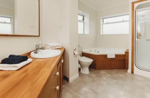 Fitzroy Apartment | Waterfront Apartment in Fitzroy