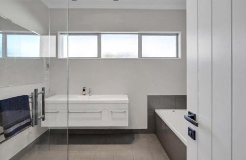 Bell Block House | Executive On Parkview - 3BR modern family home