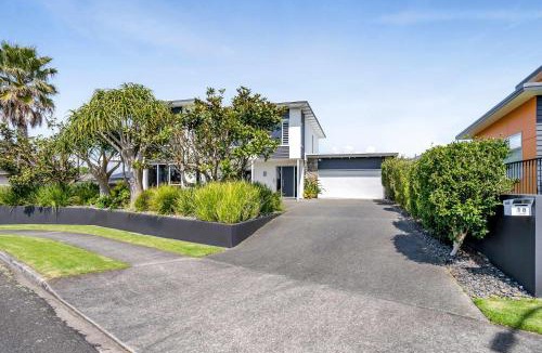 Bell Block House | Executive On Parkview - 3BR modern family home