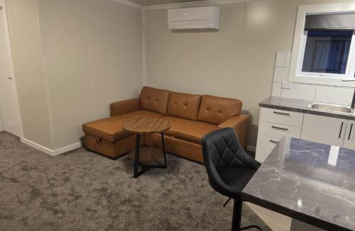 Woolston Apartment | Peaceful 2BR Escape Walk to Bus Family Friendly