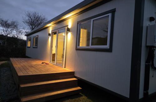 Woolston Apartment | Peaceful 2BR Escape Walk to Bus Family Friendly