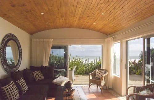 Oakura Villa | Chester Cottage Beachfront - direct ocean access