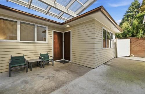 Kawaha Point House | Koutu Hideaway By The Lake with Kayaks