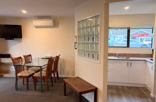 Tahunanui Hotel | Tudor Lodge Motel