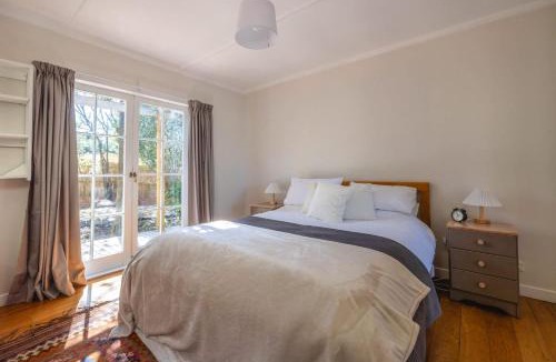 Oneroa House | Wisteria Cottage - A Hidden Oneroa Escape