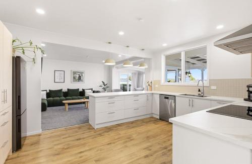 Taupo House | The Lodge - Sleeps 20, Central, Spacious, Fresh